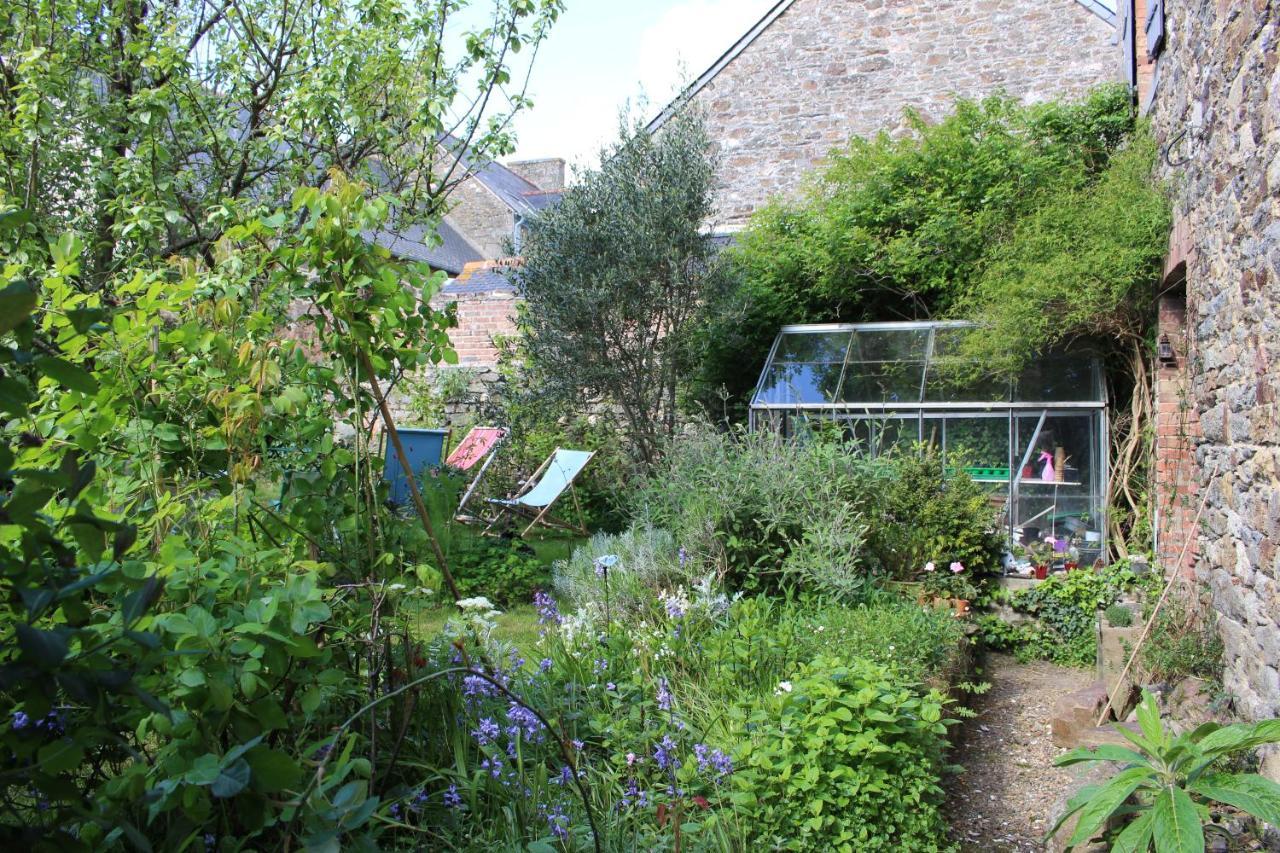 Les Mouettes Bed and Breakfast Saint-Suliac Exteriör bild